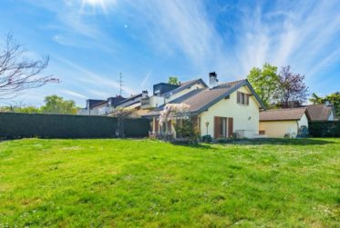 Spacieuse Villa avec Grand Jardin à Genthod